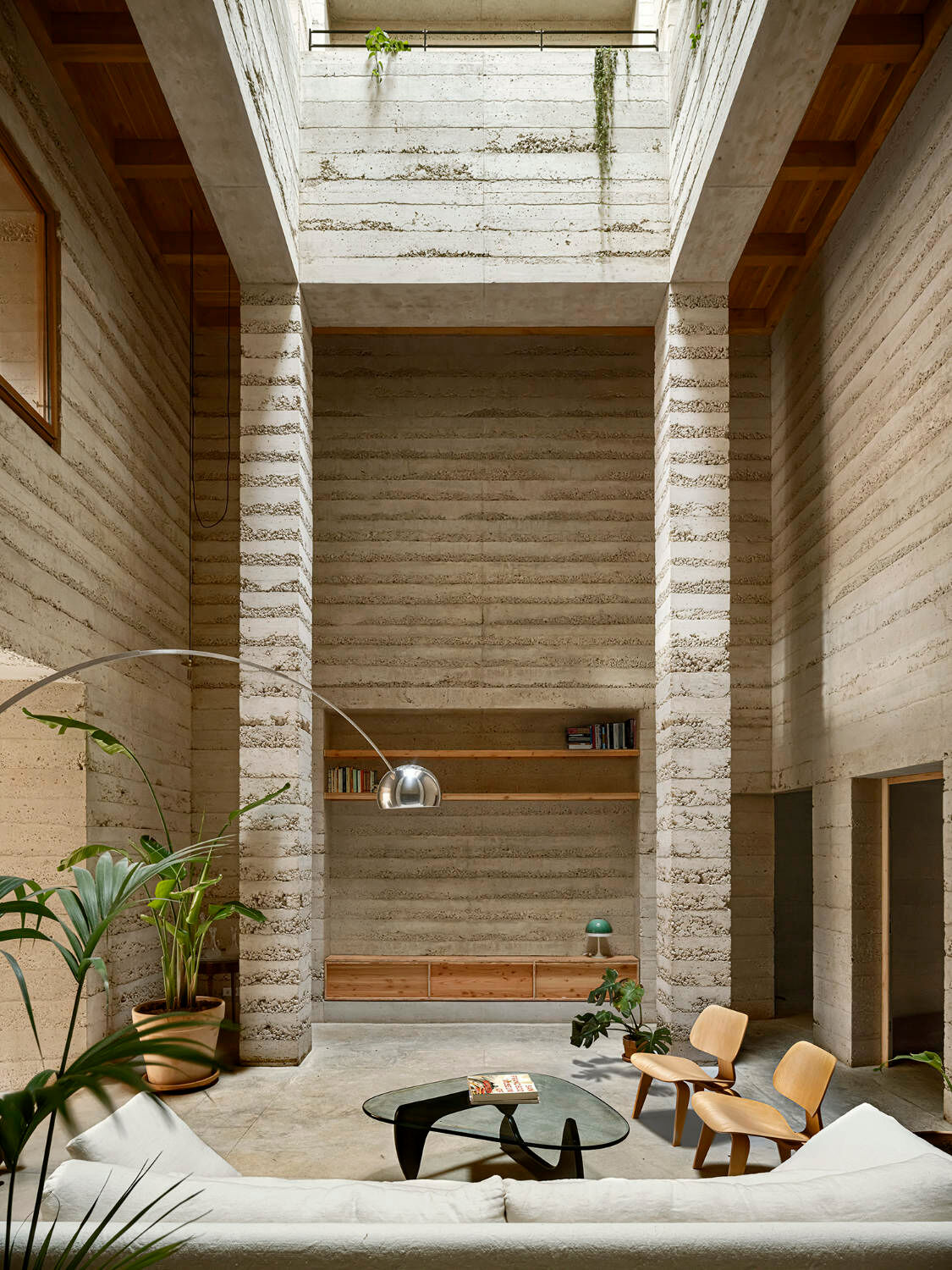 Zentrales Element des Hauses ist ein über alle drei Geschosse reichendes Atrium.