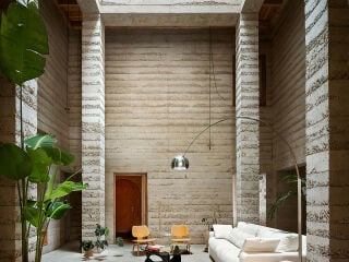 Harquitectes haben mit House 1736 ein Stadthaus in Barcelona entworfen, das weitgehend natürlich klimatisiert wird.