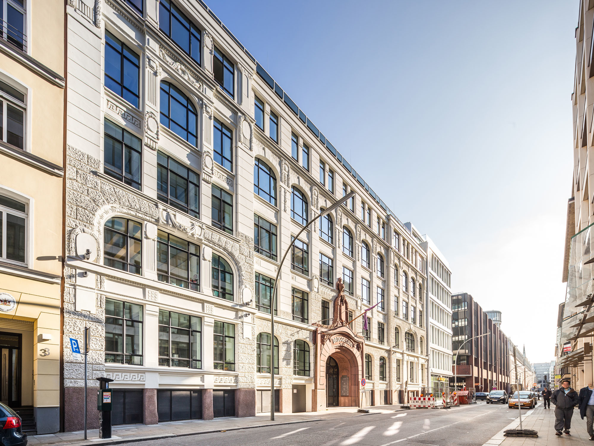 Für die Sanierung, und die Aufstockung des traditionsreichen Brügge-Hauses in Hamburg zog das Elmshorner Büro GRS Reimer Architekten historische Schriftquellen zurate