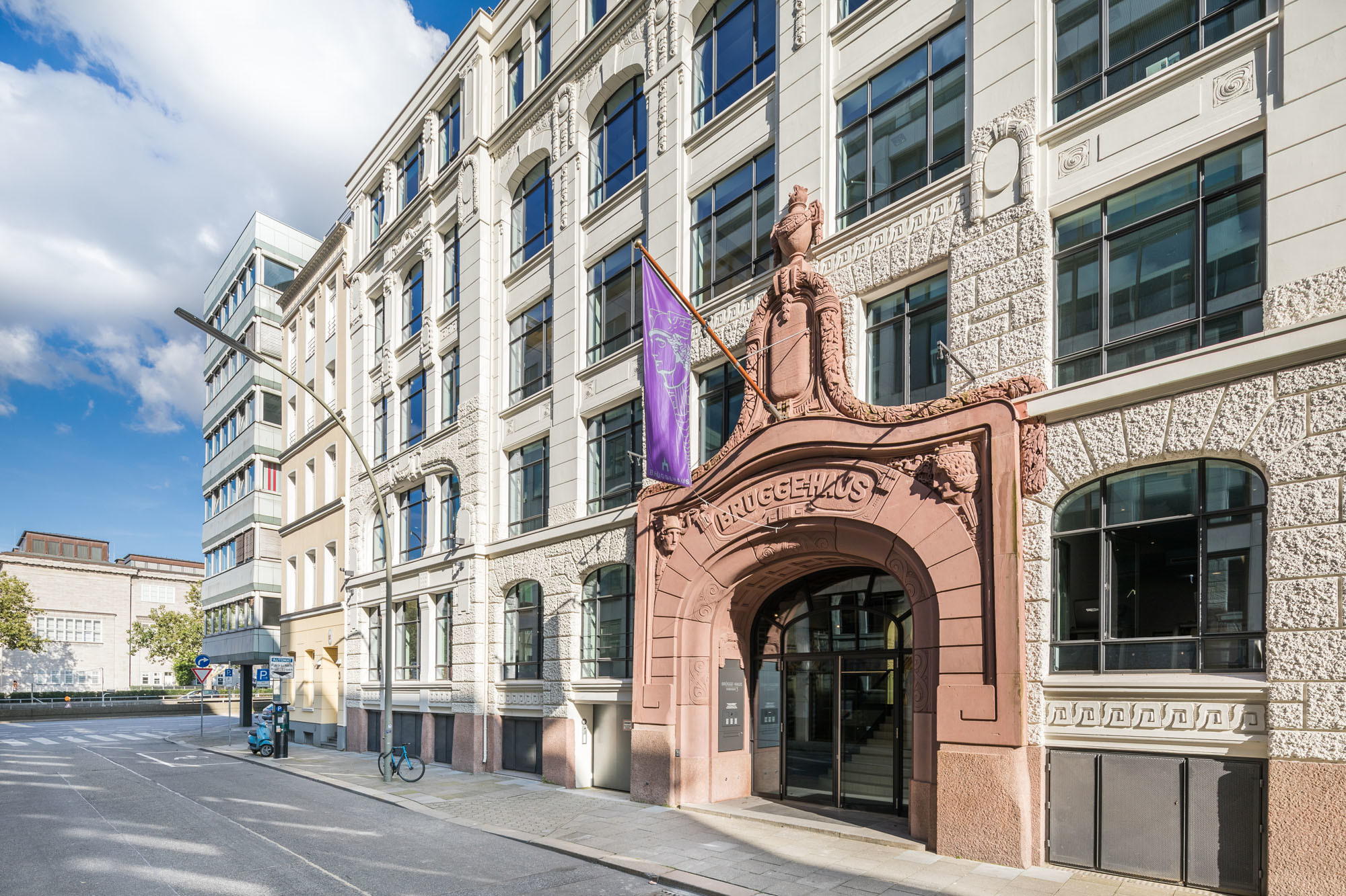 1906 nach Plänen des Architekten Franz Bach als Kontorhaus errichtet, wurde das Bauwerk im Zweiten Weltkrieg stark in Mitleidenschaft gezogen