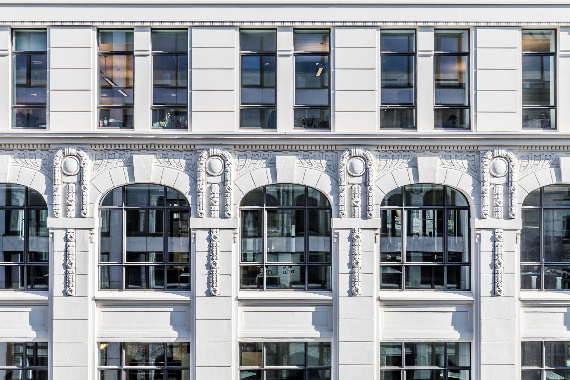 Mit neuen, filigranen Stahlfenstern wurde die historische Fassade originalgetreu rekonstruiert und bauphysikalisch ertüchtigt  