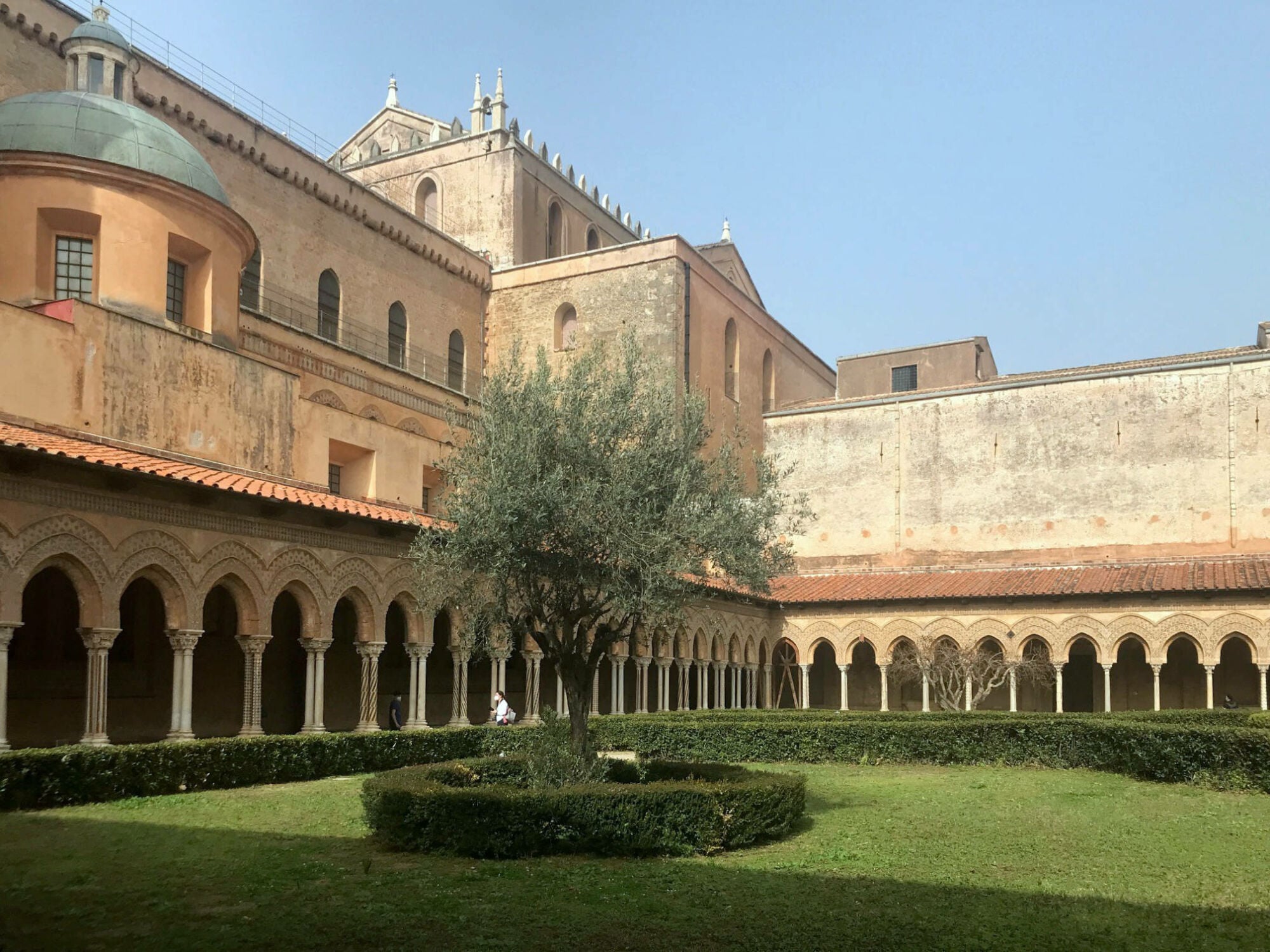 Eingeschossiger Kreuzgang des Benediktinerklosters von Monreale bei Palermo (Baujahr 1176)