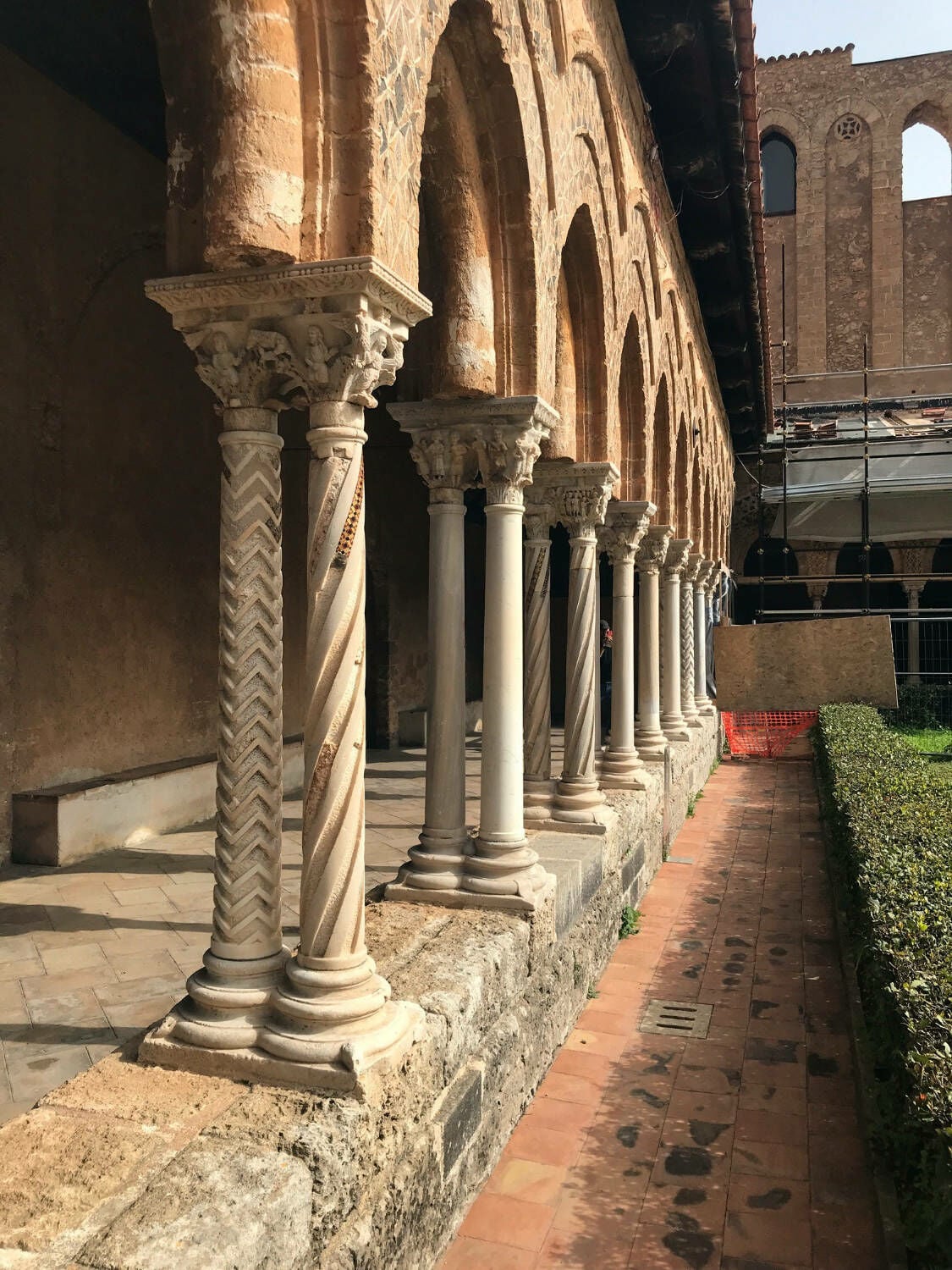 Eingeschossiger Kreuzgang des Benediktinerklosters von Monreale bei Palermo (Baujahr 1176)