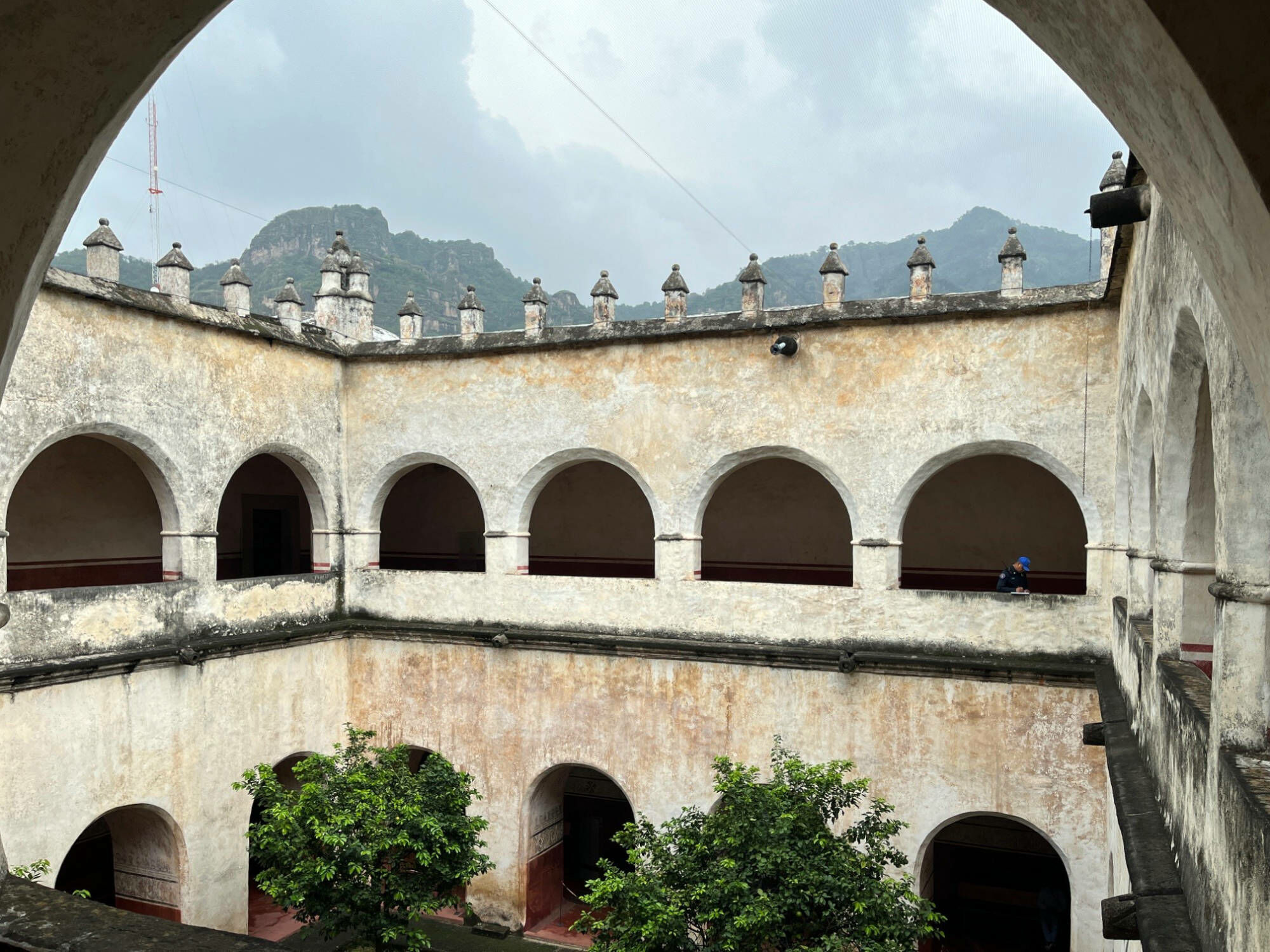 Zweigeschossiger Kreuzgang des ehemaligen Dominikanerklosters von Tepoztlan in Mexiko (Erbauungszeit 16. Jh.)