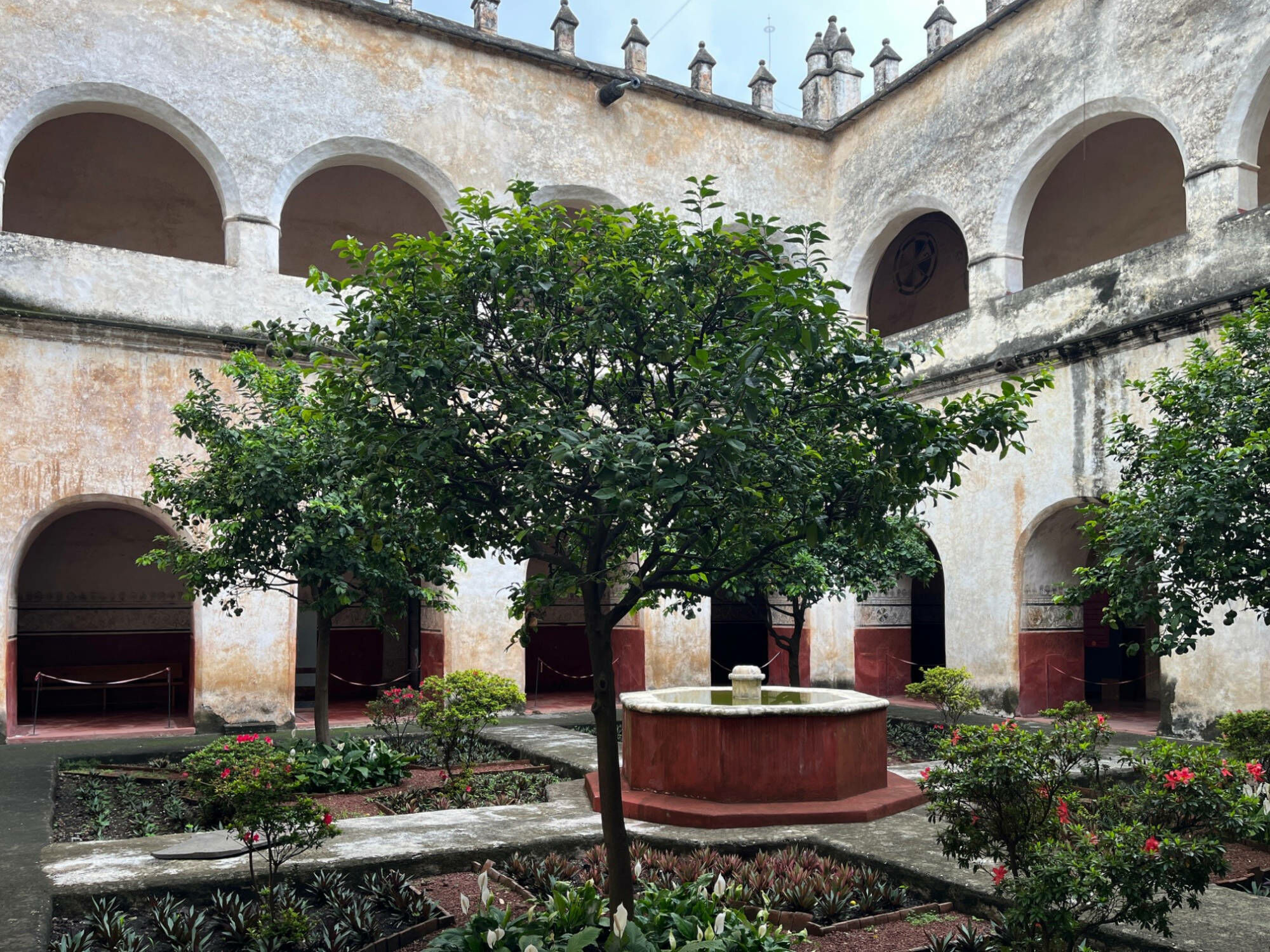 Zweigeschossiger Kreuzgang des ehemaligen Dominikanerklosters von Tepoztlan in Mexiko (Erbauungszeit 16. Jh.)