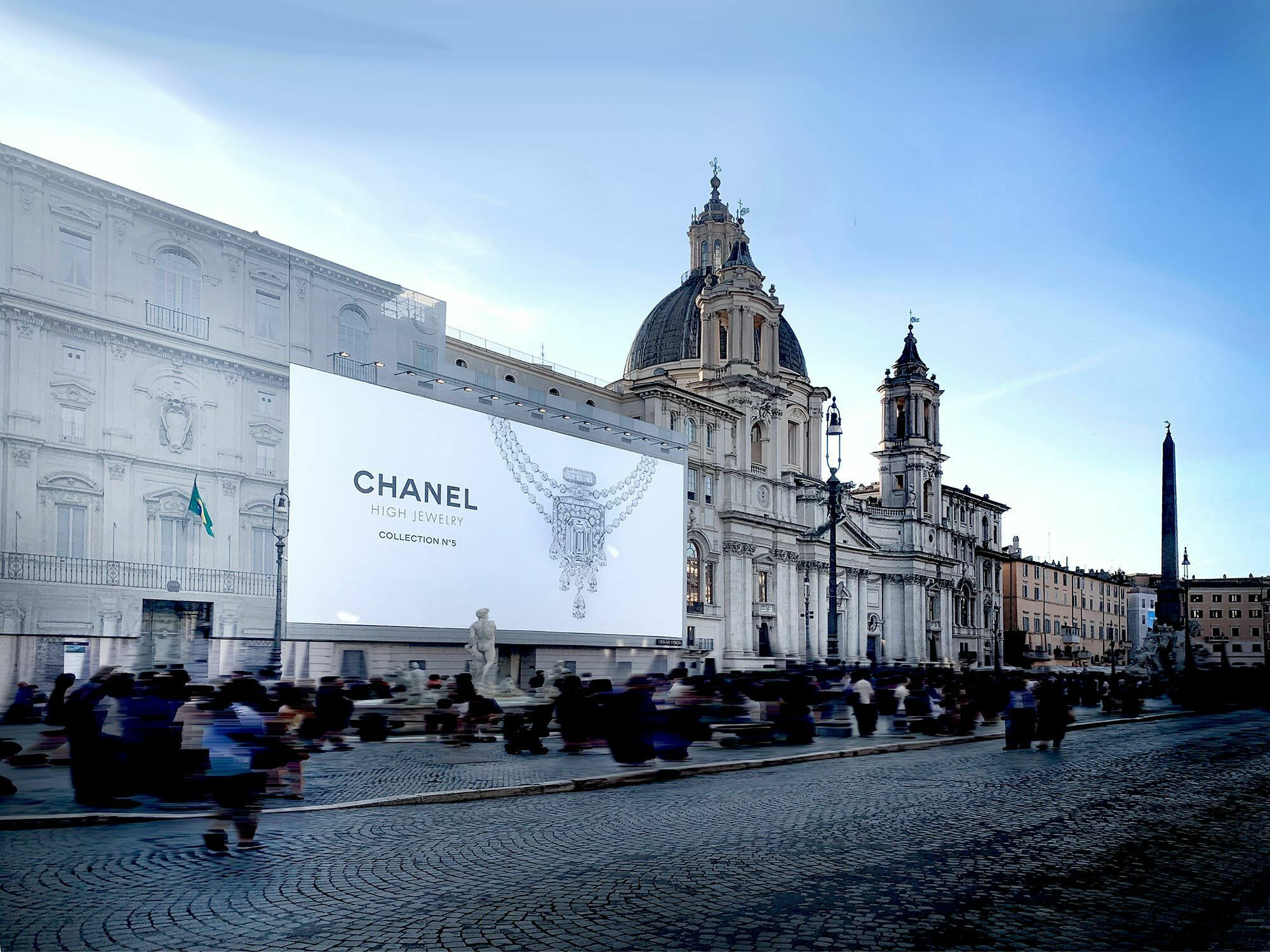 Sogenannte Blow-Ups bestehen aus digital bedruckten Bahnen, die miteinander verklebt oder verschweißt und mit Ösen und Laschen vor der Fassade verspannt werden. Im Bild: Piazza Navona, Rom