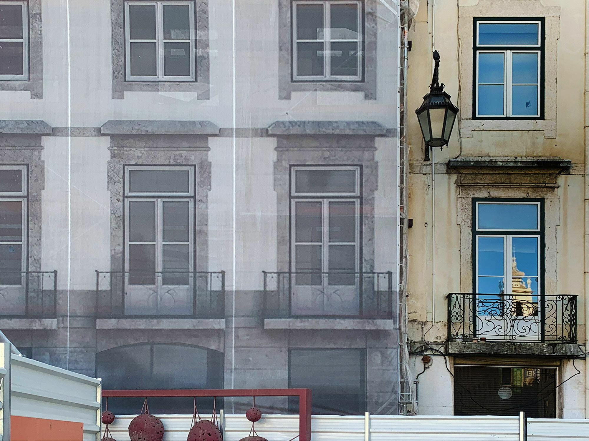 Die Architekturzeichnungen werden im Maßstab 1:1 skaliert und dann deckungsgleich vor der Fassade befestigt. Im Bild: Praca do Municipio, Lissabon