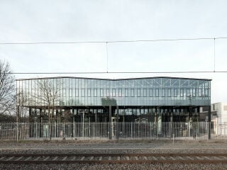 Mit dem Umbau eines Lokdepots zur Bibliothek LocHal im niederländischen Tilburg gelingt dem Büro Civic Architects ein Schritt zur Aufwertung des Bahnhofsviertels.
