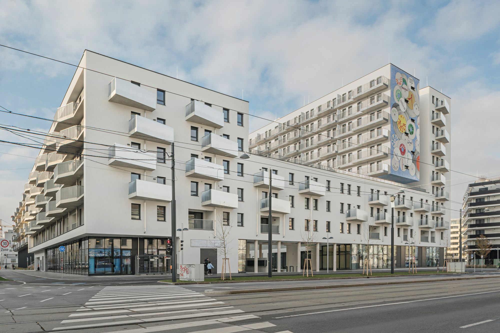 Neben Wohnungen finden auch eine Bücherei, öffentliche Gewerbeeinheiten, zahlreiche Gemeinschaftsräume und Aufenthaltsbereiche in der Wohnanlage Platz.