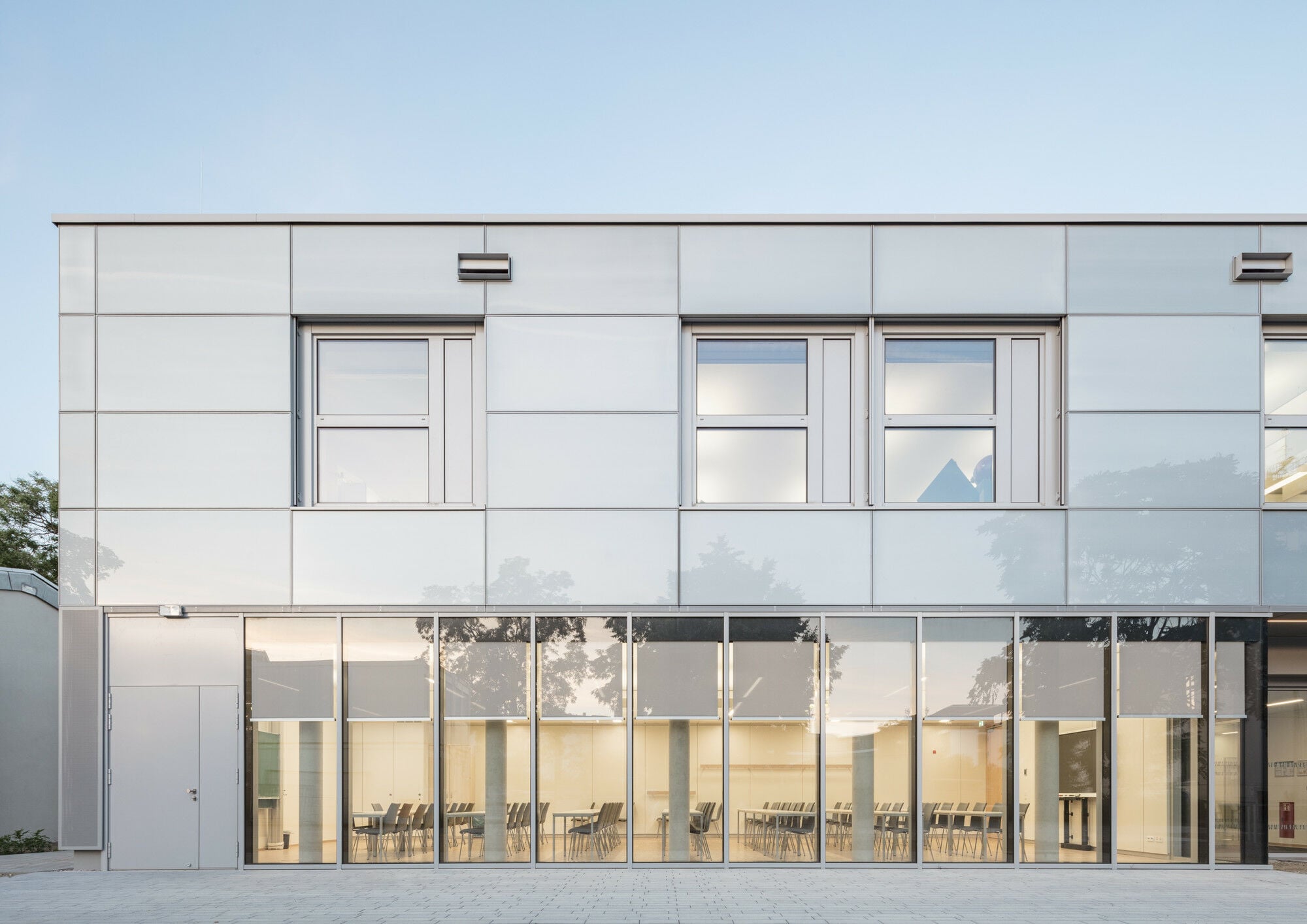 Closed-Cavity-Elemente in der Pfosten-Riegel-Fassade des Instituts für Meteorologie der Universität Leipzig