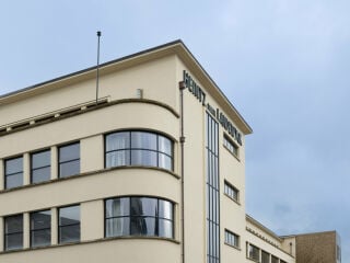 Die Tabakfabrik entstand nach Plänen der luxemburgischen Architekten Georges Traus und Michel Wolff im Jahr 1937.