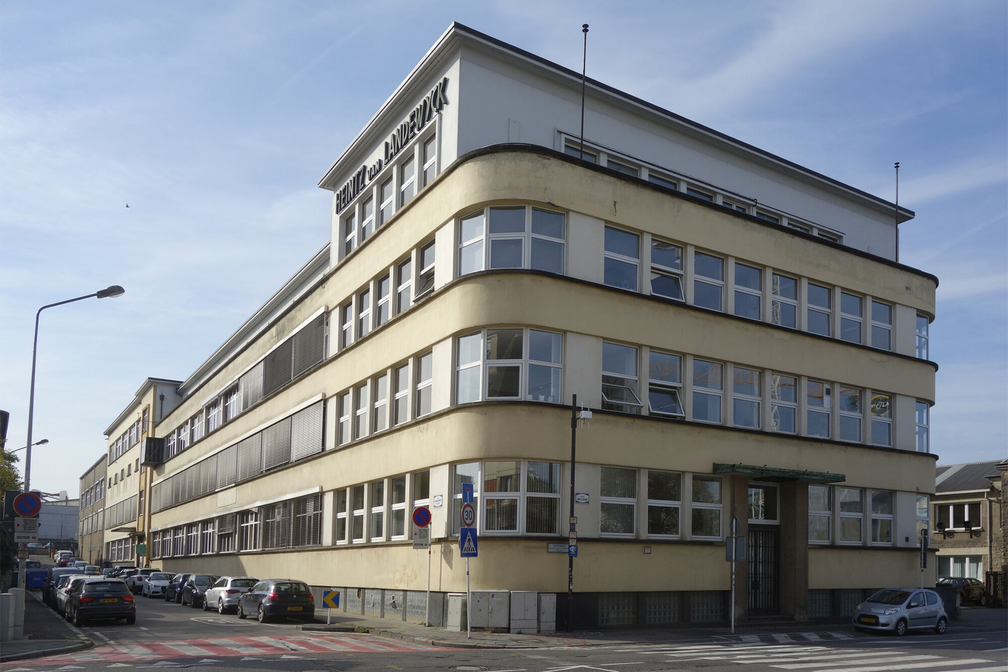 Besondere Aufmerksamkeit galt der charakteristischen Bauhaus-Fassade mit ihren ehemals gerundeten Ecken und großzügigen Industrieverglasungen. Hier zu sehen vor der Sanierung.