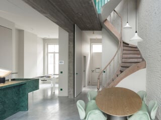 Nach einer Sanierung zeigt sich das alte Bürgerhaus in Brügge im Innern offen und weitläufig.