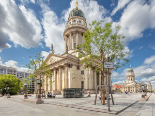 Seit März 2025 kann man den Gendarmenmarkt wieder ohne Bauzaun betrachten. Seine dreijährige Sanierung ist abgeschlossen.