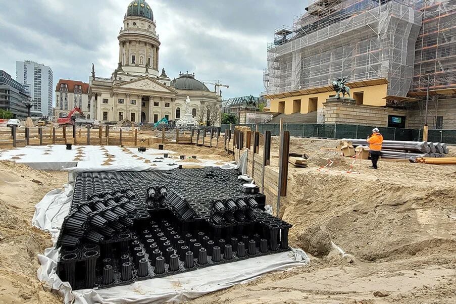 Modulare Blockrigolen aus Kunststoff sorgen dafür, dass das Oberflächenwasser des Platzes gespeichert wird, um dann sukzessive im Erdboden zu versickern.