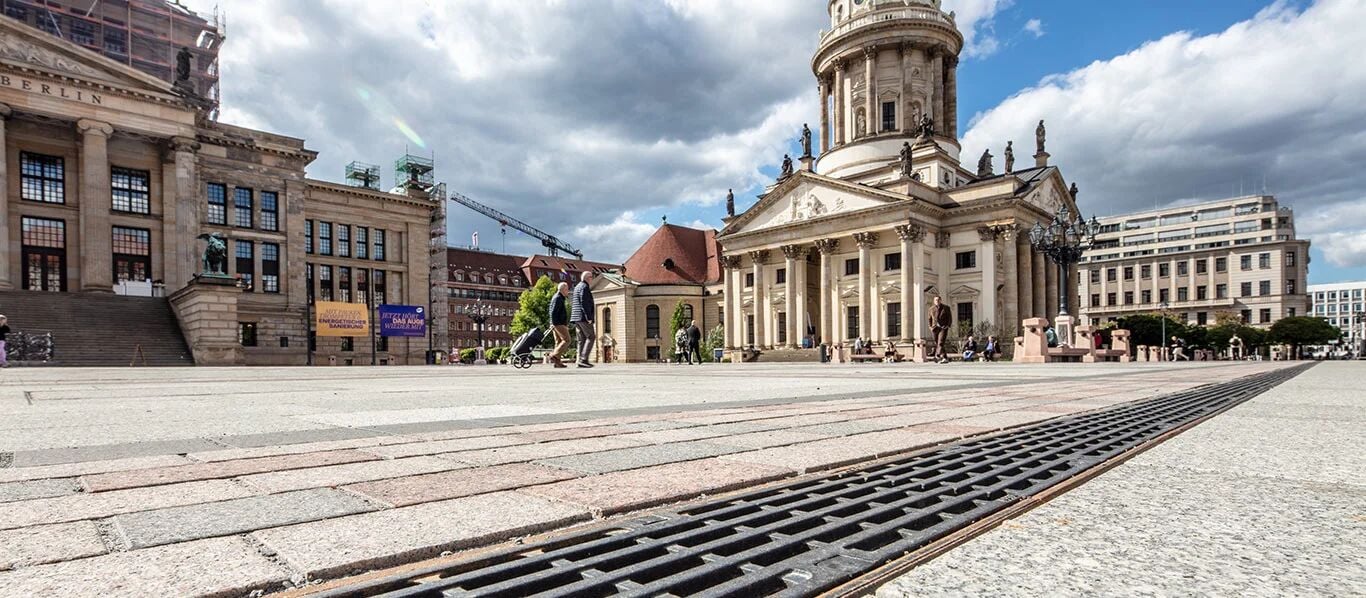 ... mit einem Ablaufsystem und einer Versickerungslösung ist er auch gewappnet gegen Starkregen.