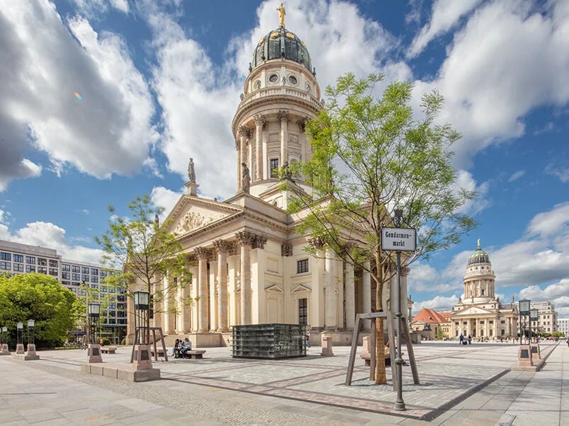 Seit März 2025 kann man den Gendarmenmarkt wieder ohne Bauzaun betrachten. Seine dreijährige Sanierung ist abgeschlossen.