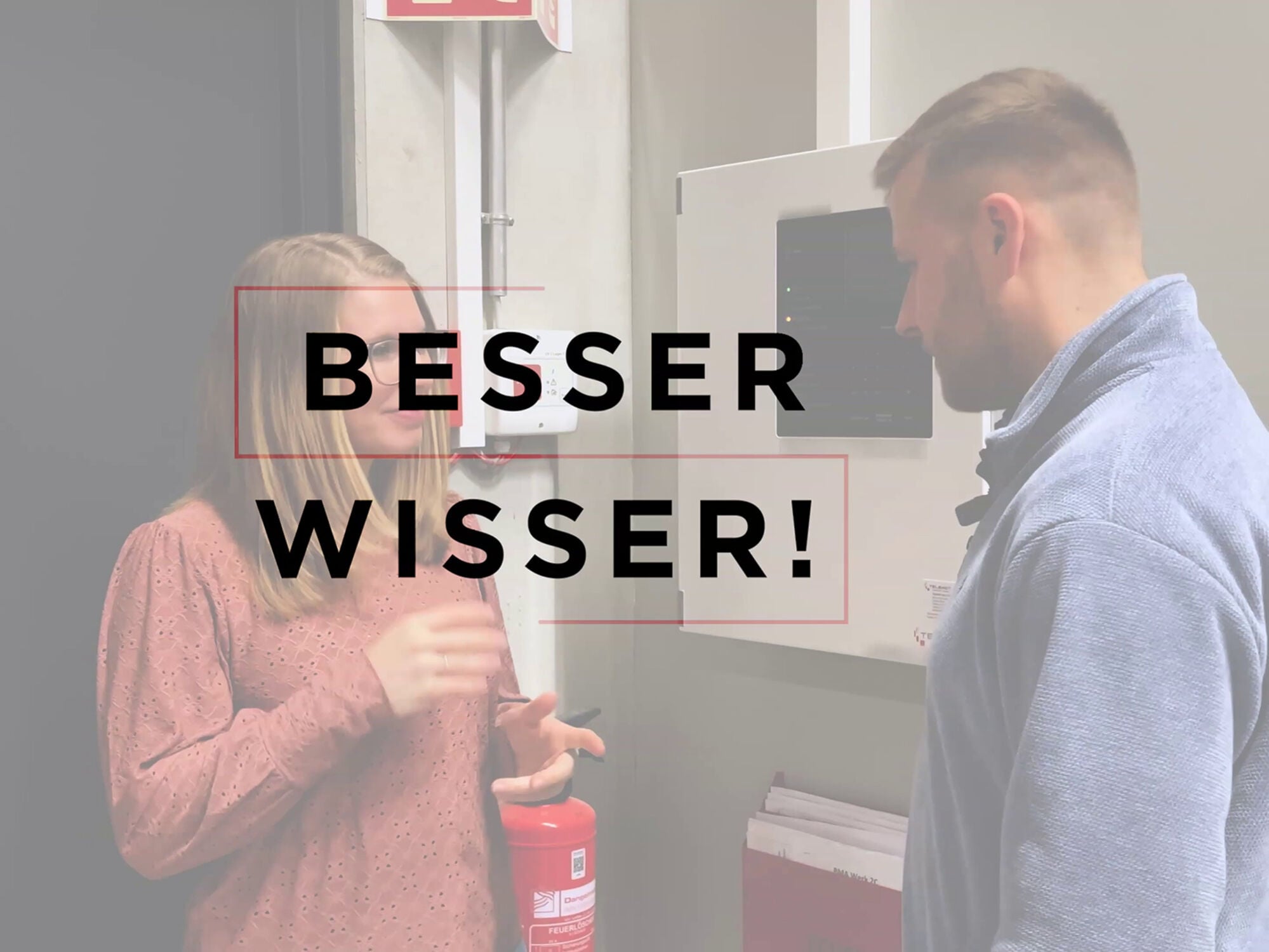 Im Video stellen Lisa und Nils die Feuerwehrperipherie der Telenot-Produktions- und Logistikhalle vor.
