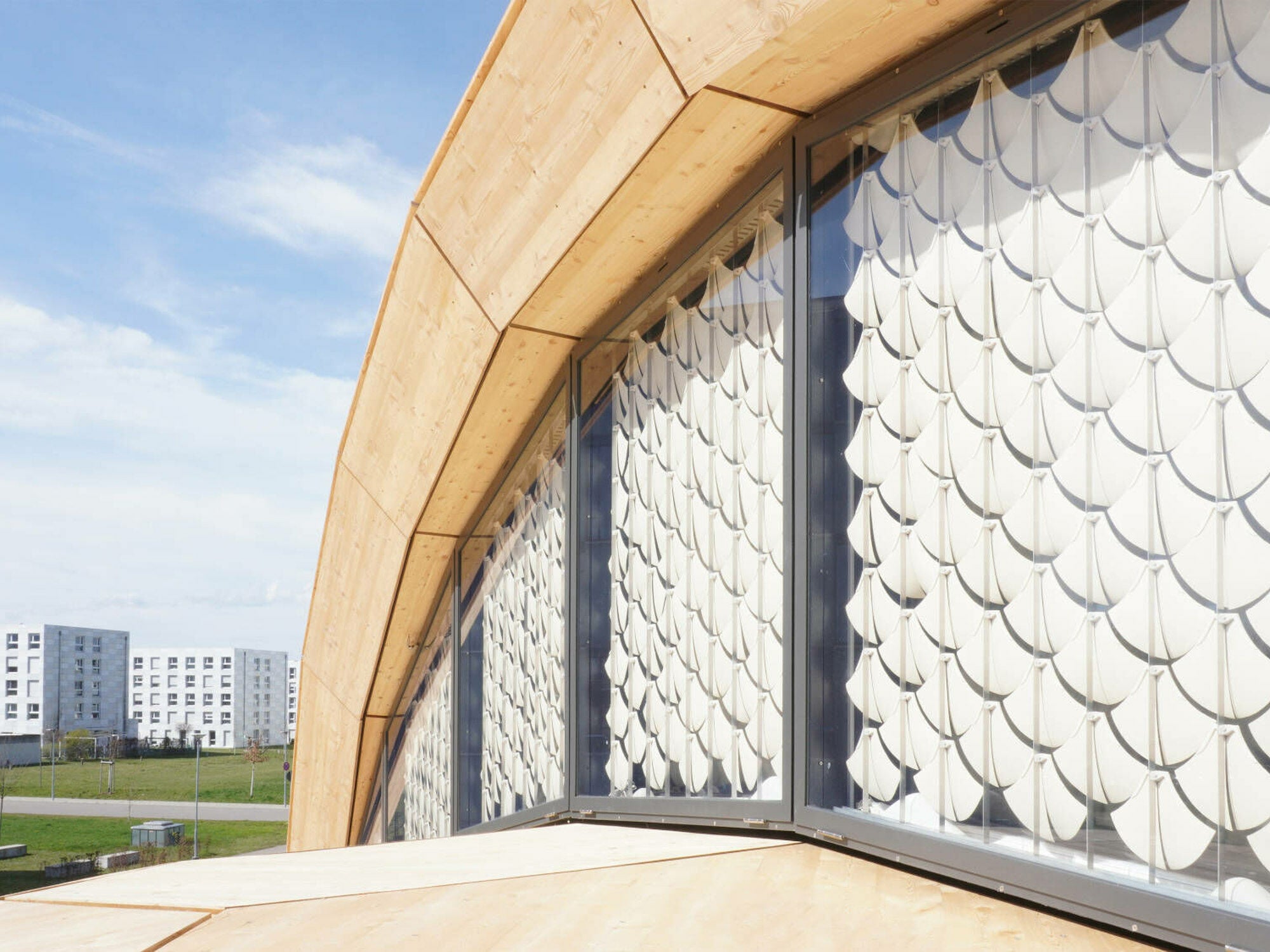 Das Verschattungssystem Solar Gate ist am Südfenster des Forschungsbaus livMatS Biomimetic Shell in Freiburg installiert.