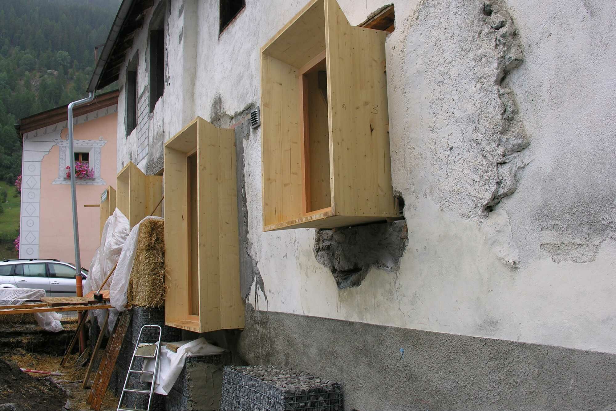 Die alten Fenster wurden entfernt und durch neue ersetzt. Sie sind in den Holzkästen montiert, die die Laibungen ausfüllen.
