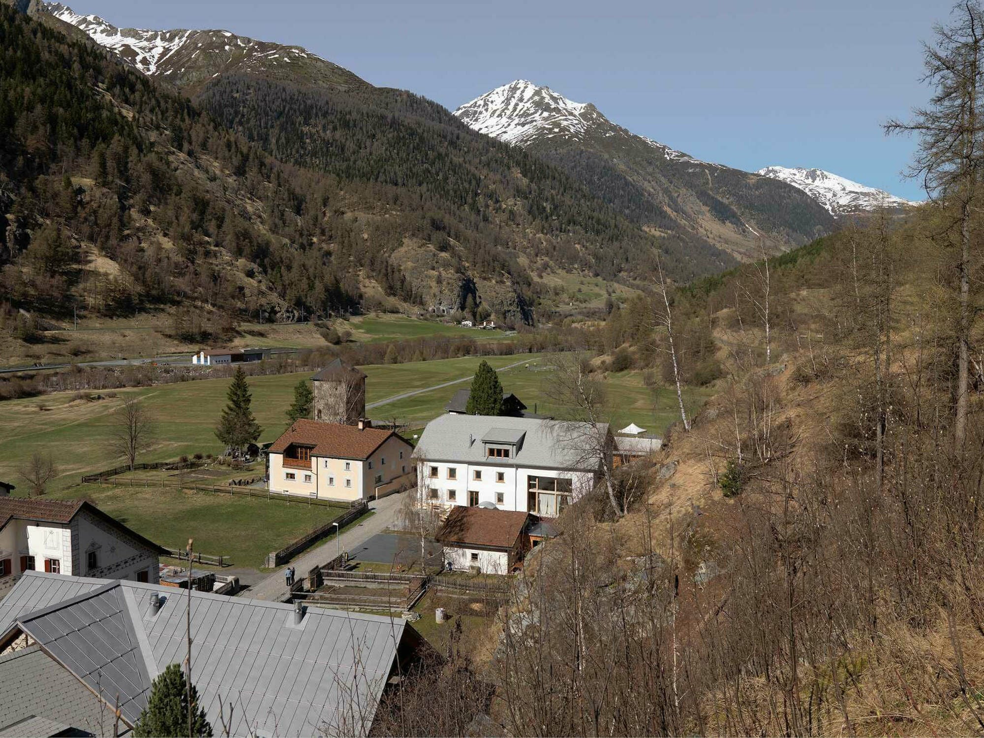 Ein Bauernhaus in Susch, Unterengadin erhielt nach Plänen von Atelier Schmidt eine neue Hülle mit Strohdämmung und Kalkputz.