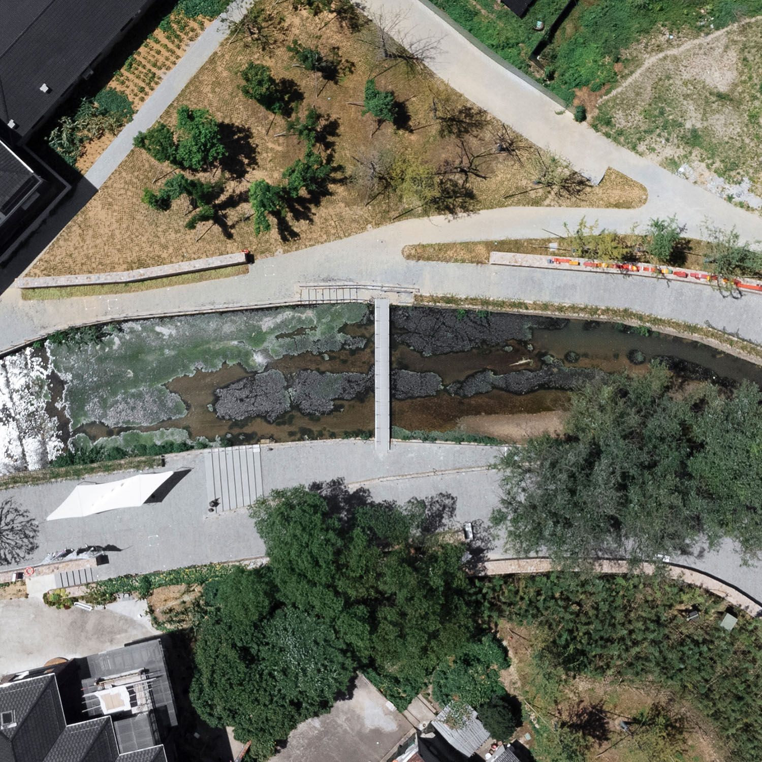 Die Brücke verbindet nicht nur beide Ufer...