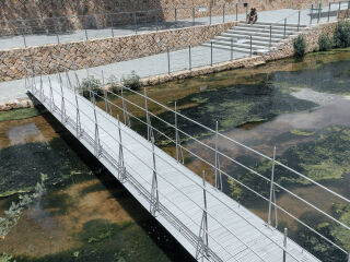 Die Ephemeral Bridge lädt in Moganshan dazu ein, das Wasser neu zu erleben.