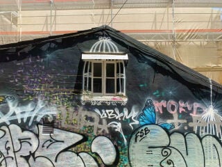 Wie lange hält ein Fenster? Exakte Berechnungen einer Bauteillebensdauer sind nicht möglich, sondern stattdessen handelt es sich um standardisierte Interpretations-Modelle zu vorhersagensartigen Annäherungen, also Schätzungen.