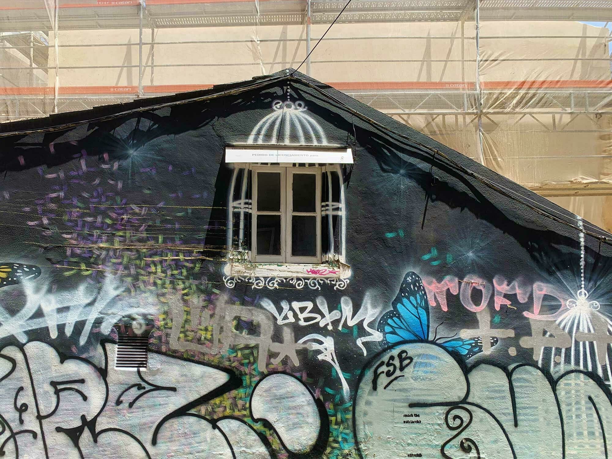 Wie lange hält ein Fenster? Exakte Berechnungen einer Bauteillebensdauer sind nicht möglich, sondern stattdessen handelt es sich um standardisierte Interpretations-Modelle zu vorhersagensartigen Annäherungen, also Schätzungen.