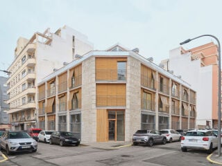 An einer Straßenecke in Palma de Mallorca steht seit 2024 der Sozialwohnungsbau 2104, den das Büro Harquitectes geplant hat.