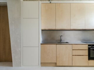 Jorge Borondo und Ana Petra Moriyón haben im Norden Madrids ein ehemaliges Architekturbüro im Erdgeschoss zu einem zeitgemäßem Wohnraum umgebaut.