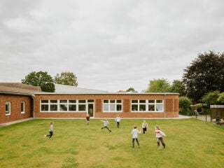 Die Heinrich-Eschenberg-Schule in Holm erhielt 2024 eine Erweiterung, geplant vom Büro Jan Braker Architect aus Hamburg.
