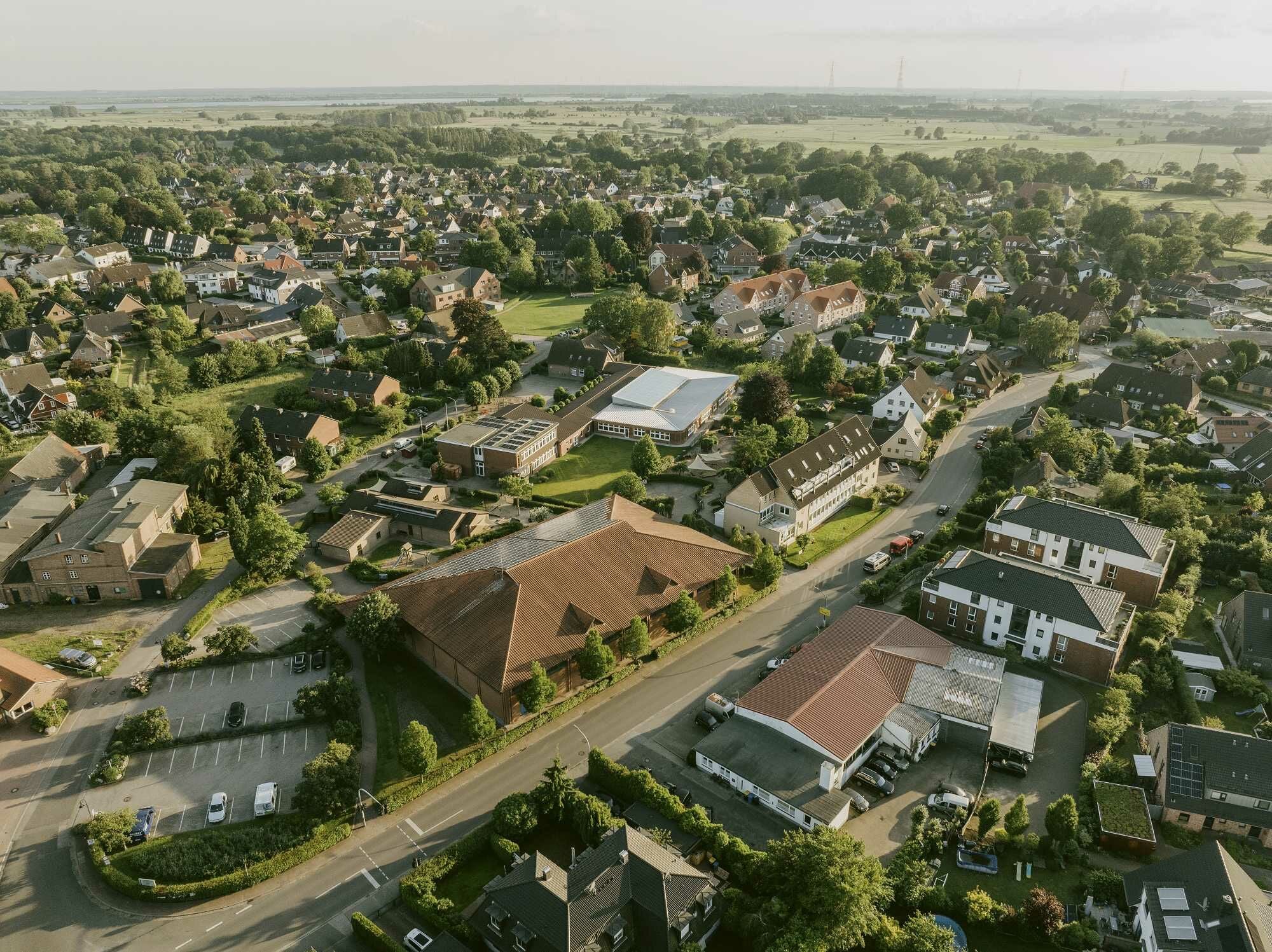 Der Neubau sticht durch sein helles, mit Aluminium gedecktes Dach hervor.