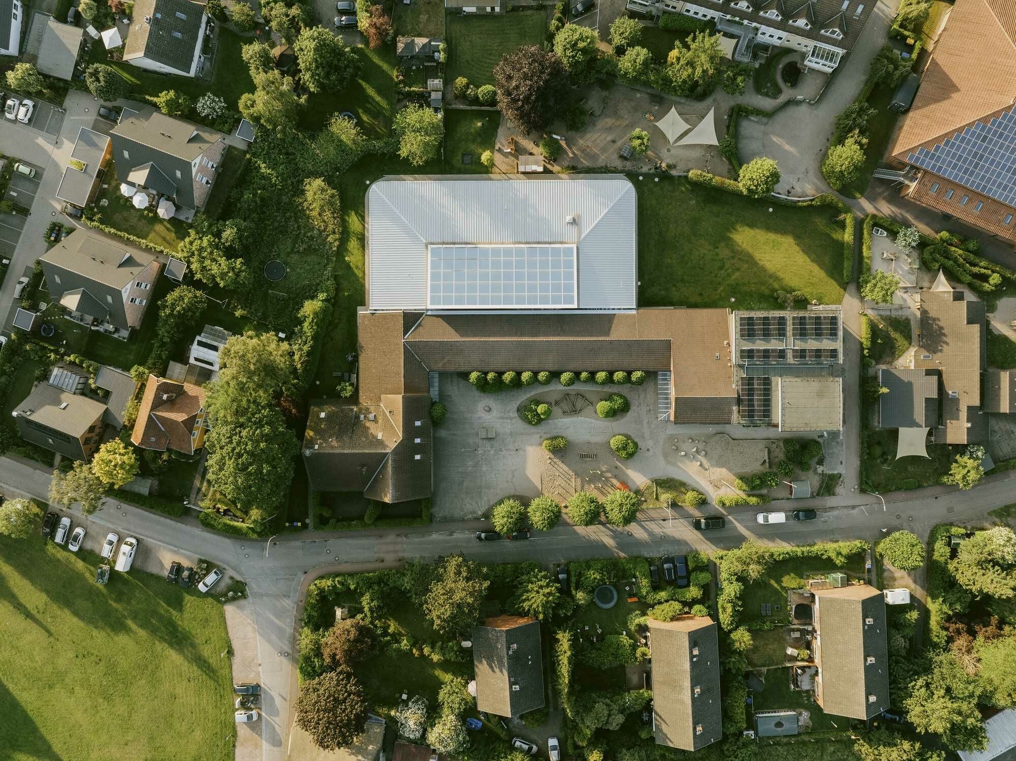 Das Zentrum des Gebäudes bildet ein Atrium mit Sonnenschutzverglasung.