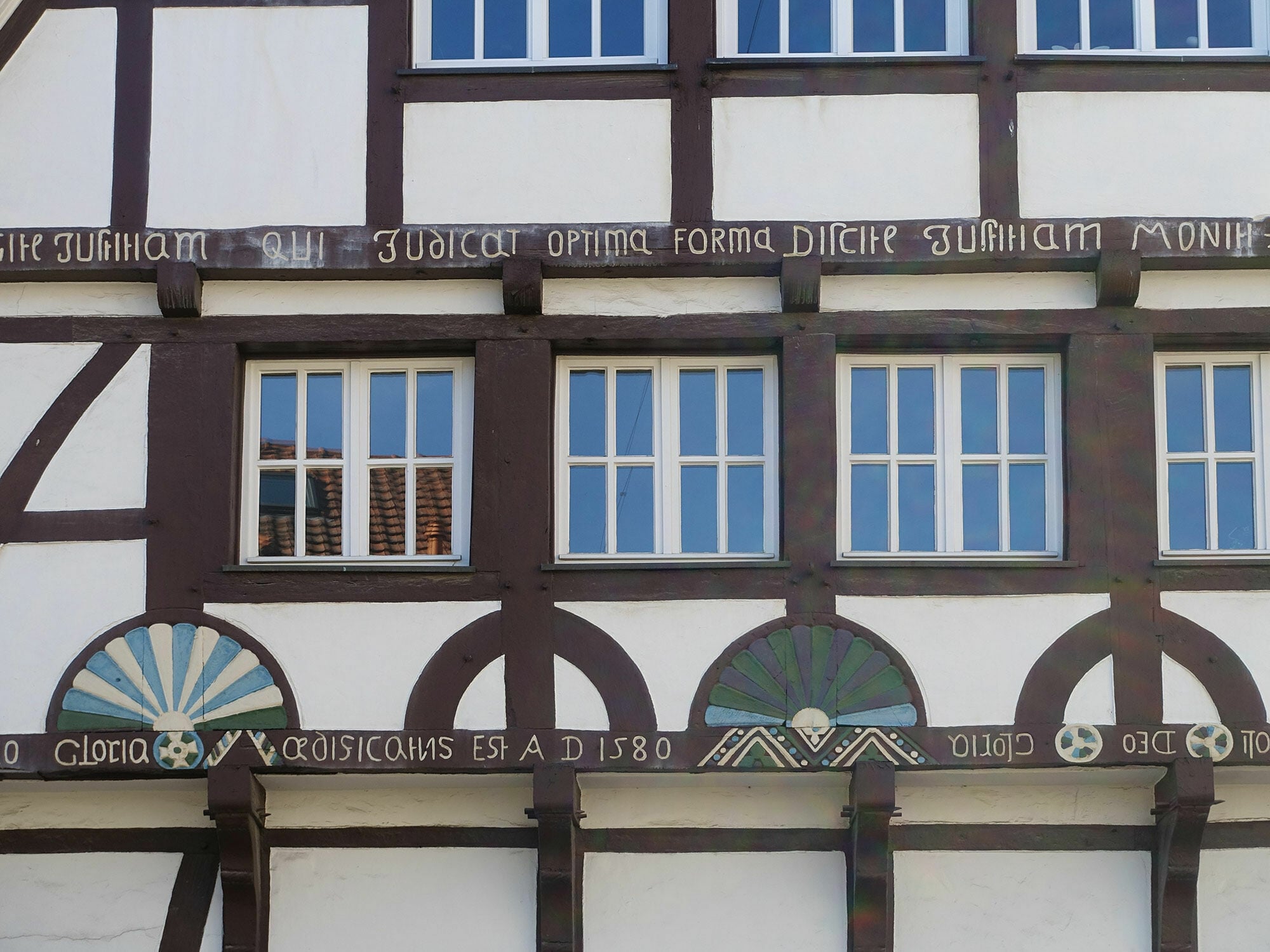 Autochthon wird in der Architektur als bodenständig-traditionell verstanden, als volkstümlich-regional, handwerklich im Sinne von händisch und ohne technisch-maschinelle Verfahren. Im Bild: Fachwerkfassade in Soest, Westfalen 