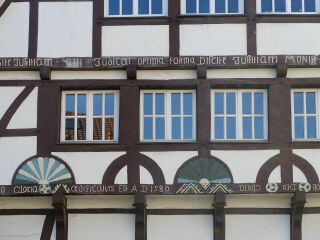 Autochthon wird in der Architektur als bodenständig-traditionell verstanden, als volkstümlich-regional, handwerklich im Sinne von händisch und ohne technisch-maschinelle Verfahren. Im Bild: Fachwerkfassade in Soest, Westfalen 
