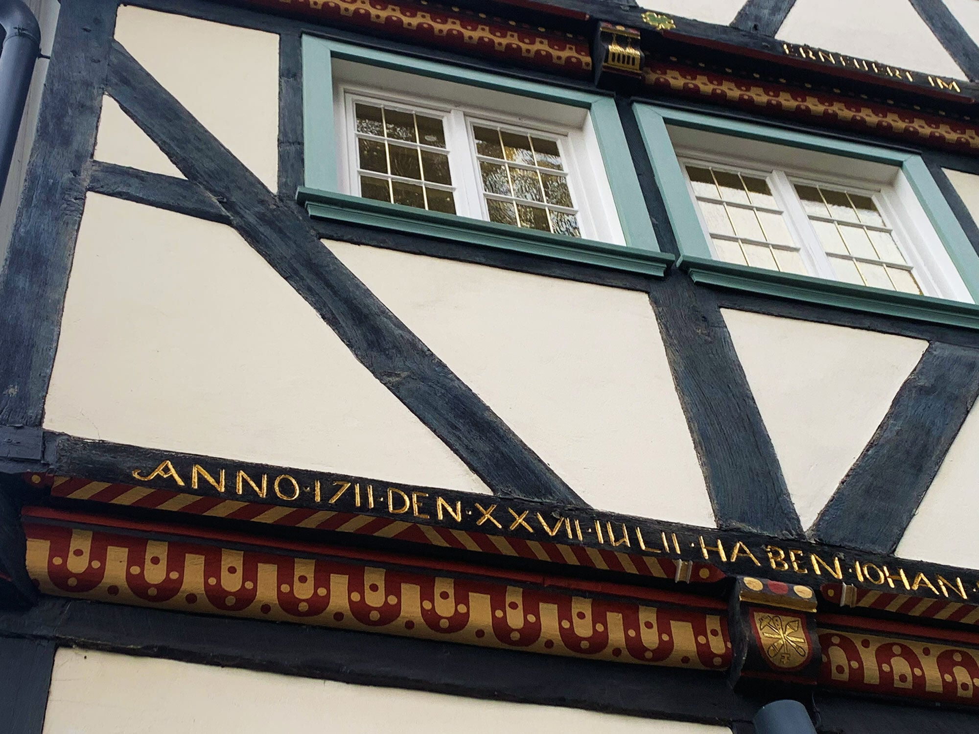 Dies entspricht einer Materialgerechtigkeit und konstruktiven wie funktionalen Logik, die auch ohne spezielle Fachkenntnisse visuell verständlich ist. Im Bild: Fachwerkfassade in Soest, Westfalen 