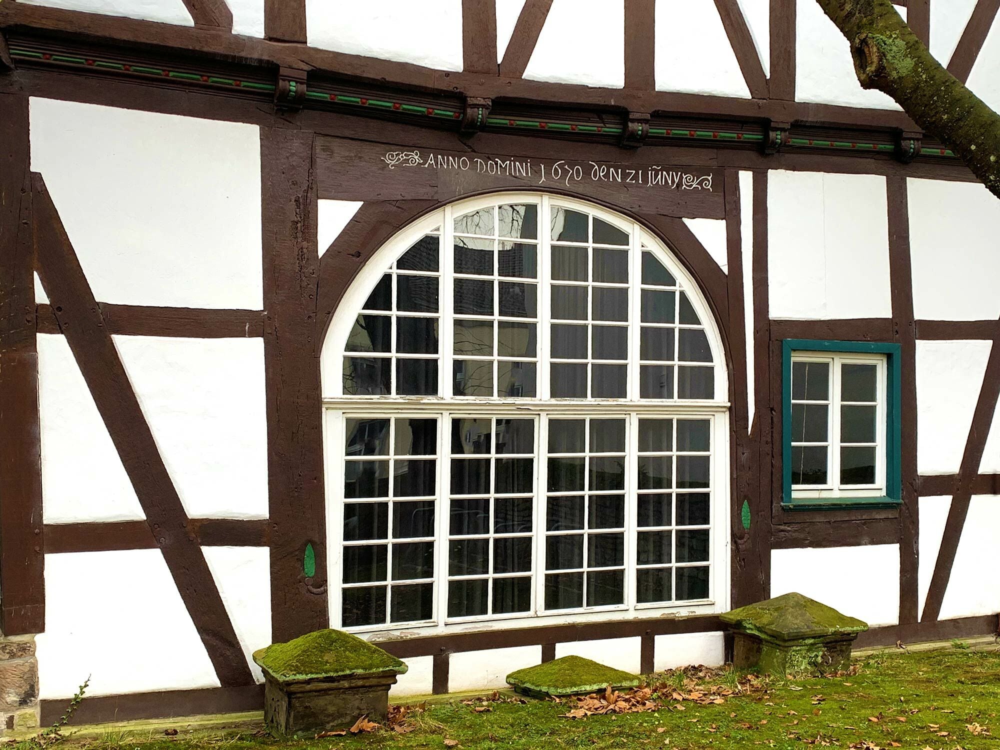 Fenster und Türen werden ausschließlich in die Gefache, die Felder, zwischen den hölzernen Ständern, Riegeln und Streben eingefügt. Im Bild: Fachwerkfassade in Soest, Westfalen 