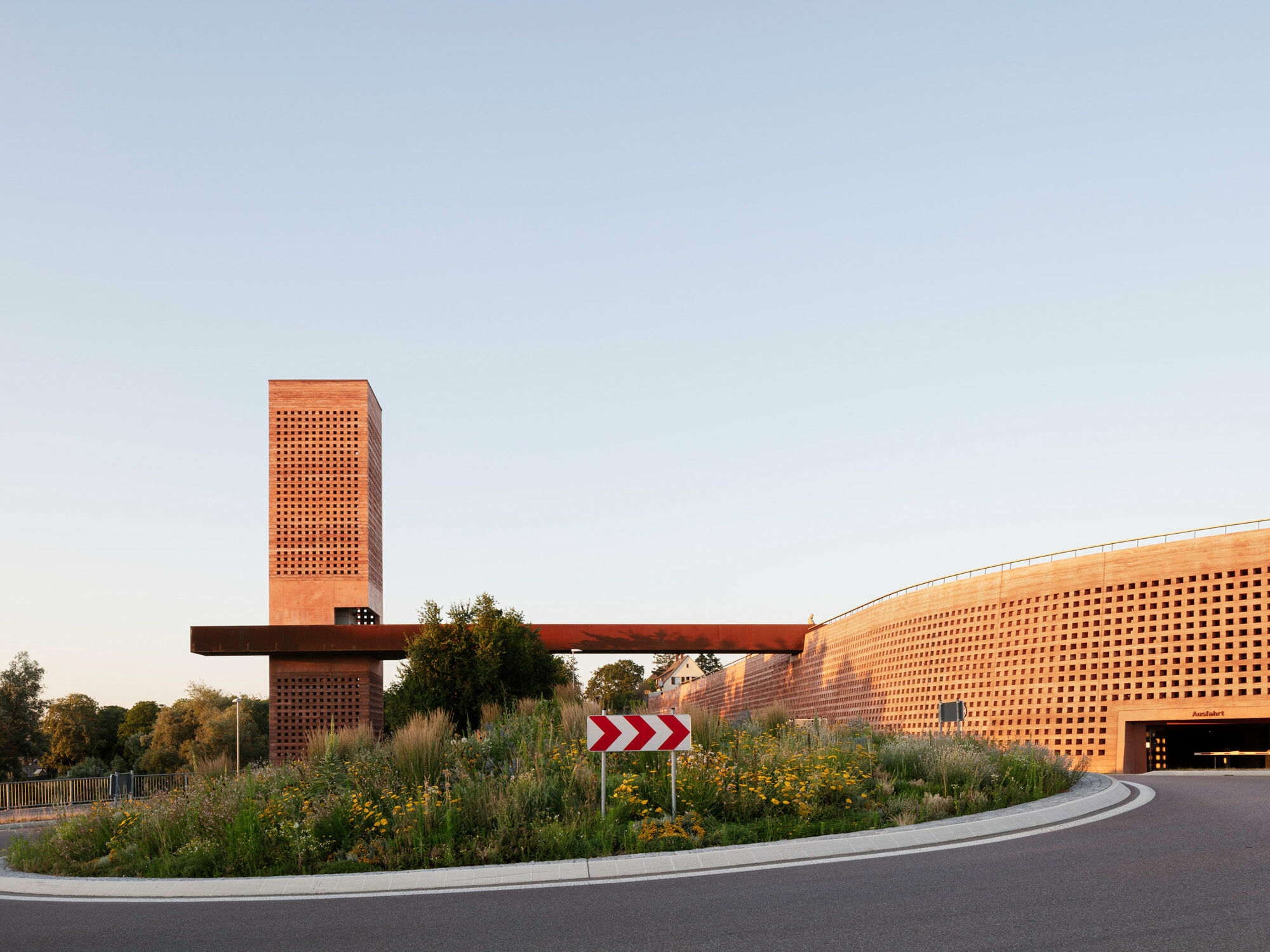 In Neuenburg am Rhein wurde ein neues Parkhaus errichtet, von dem eine Brücke zu einem nahen Park führt. Das 2023 fertiggestellte Ensemble planten MONO Architekten aus Berlin.