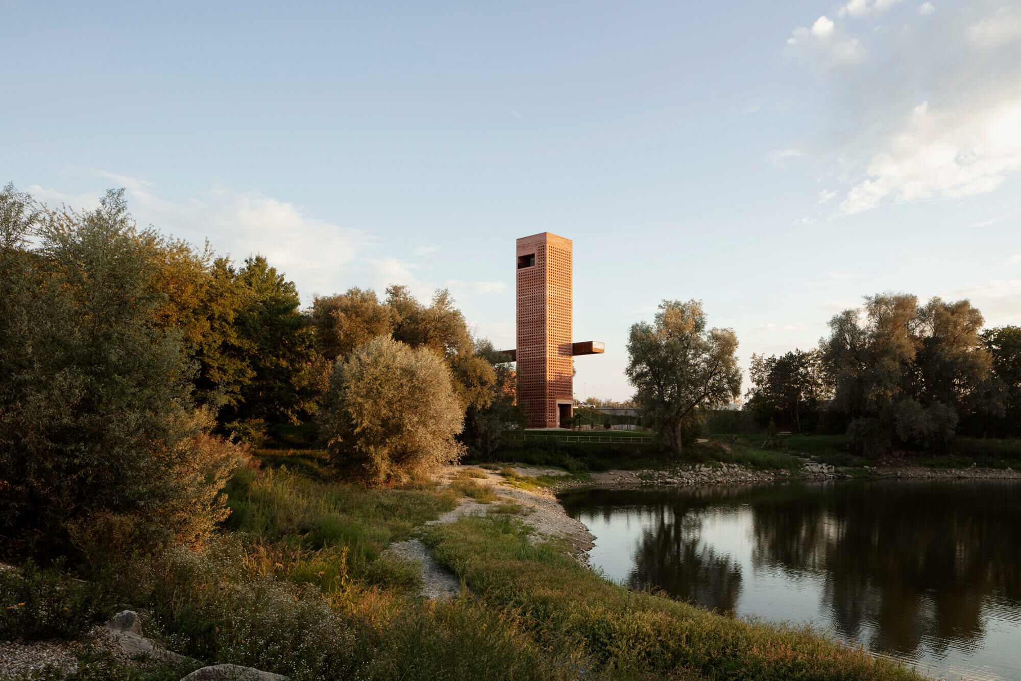 Brücke und Turm binden den Wuhrlochpark an die Innenstadt an.