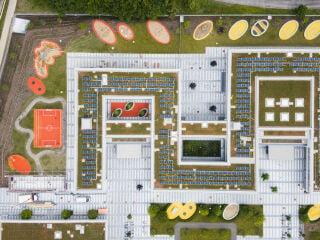 Felix + Jonas Architekten und Rainer Schmidt Landschaftsarchitekten gestalteten den Schulcampus in Unterföhring.
