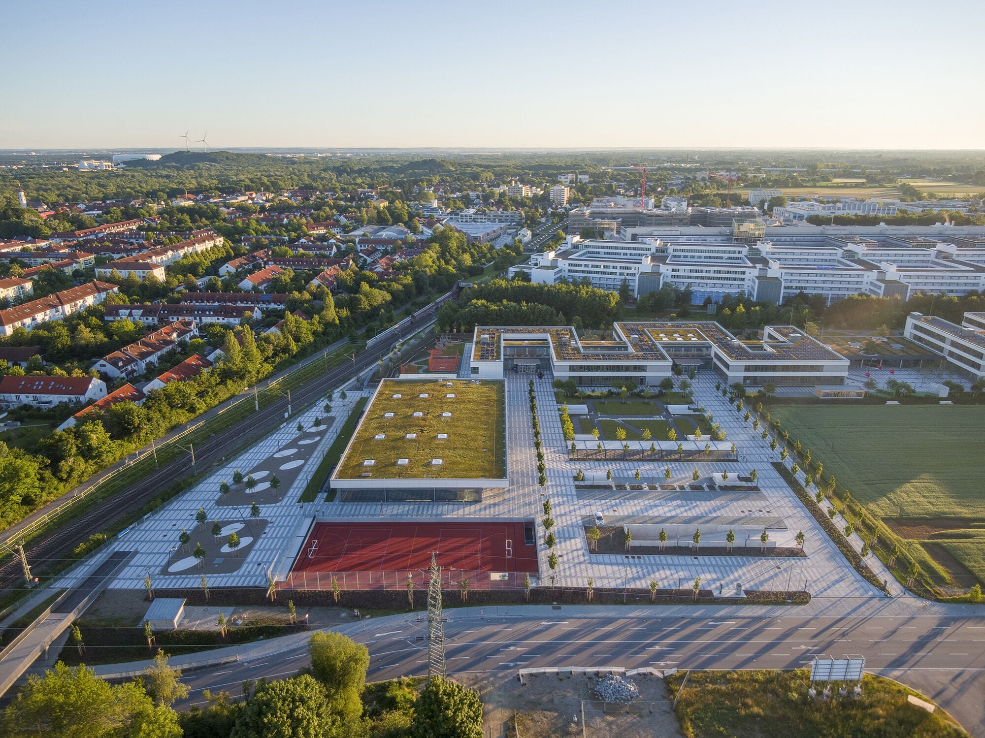 Das großzügig angelegte Ensemble bietet Platz für 1.500 Schüler*innen. 