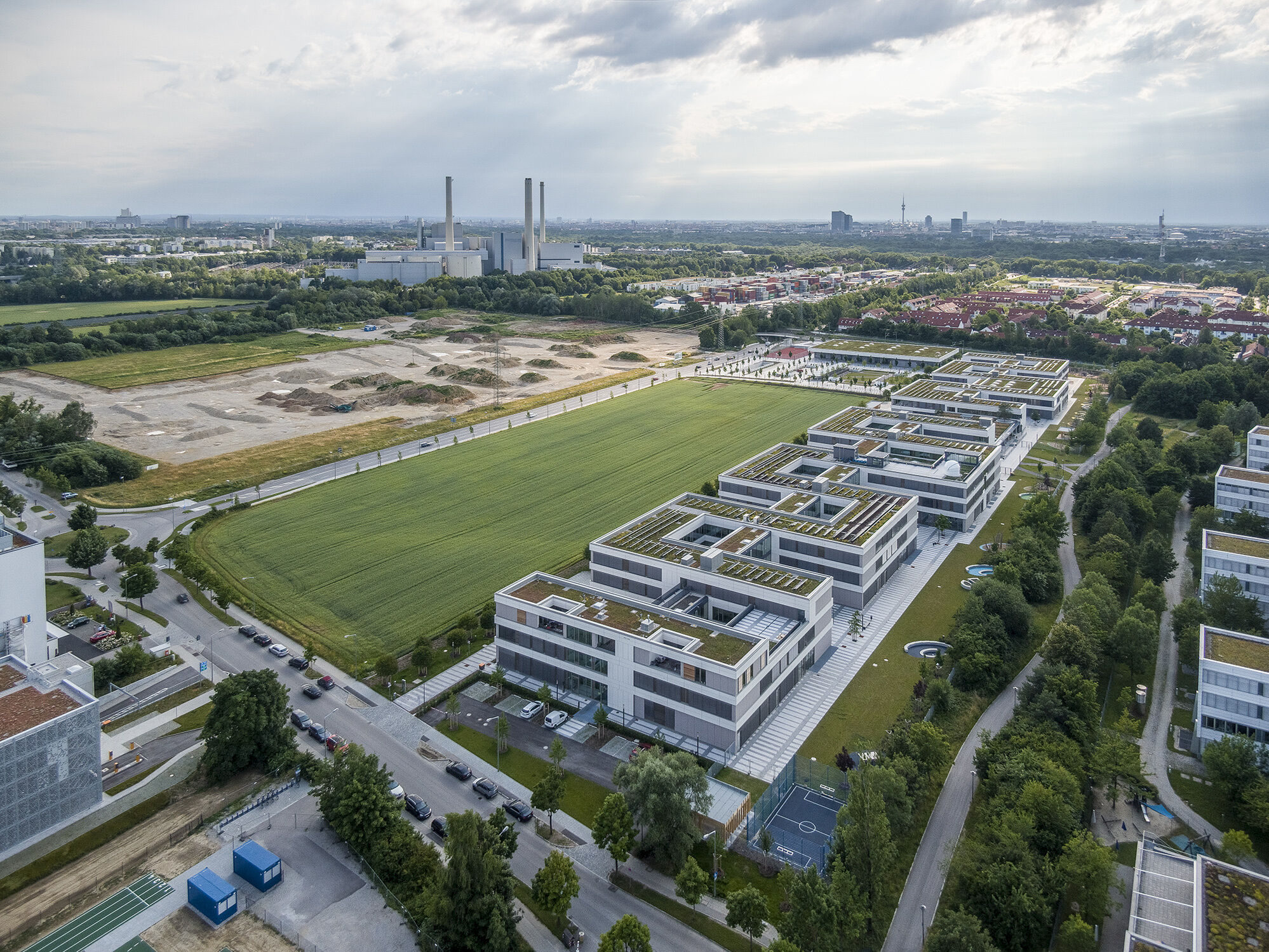 Es vereint ein Gymnasium, eine Grundschule, einen Hort, eine Dreifachsporthalle sowie ein Lehrschwimmbecken auf einem rund fünf Hektar großen Grundstück.