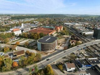 Das Holzparkhaus Schwanenweg ist verkehrstechnisch gut angebunden und bildet den Auftakt zum künftigen Otto-Quartier.