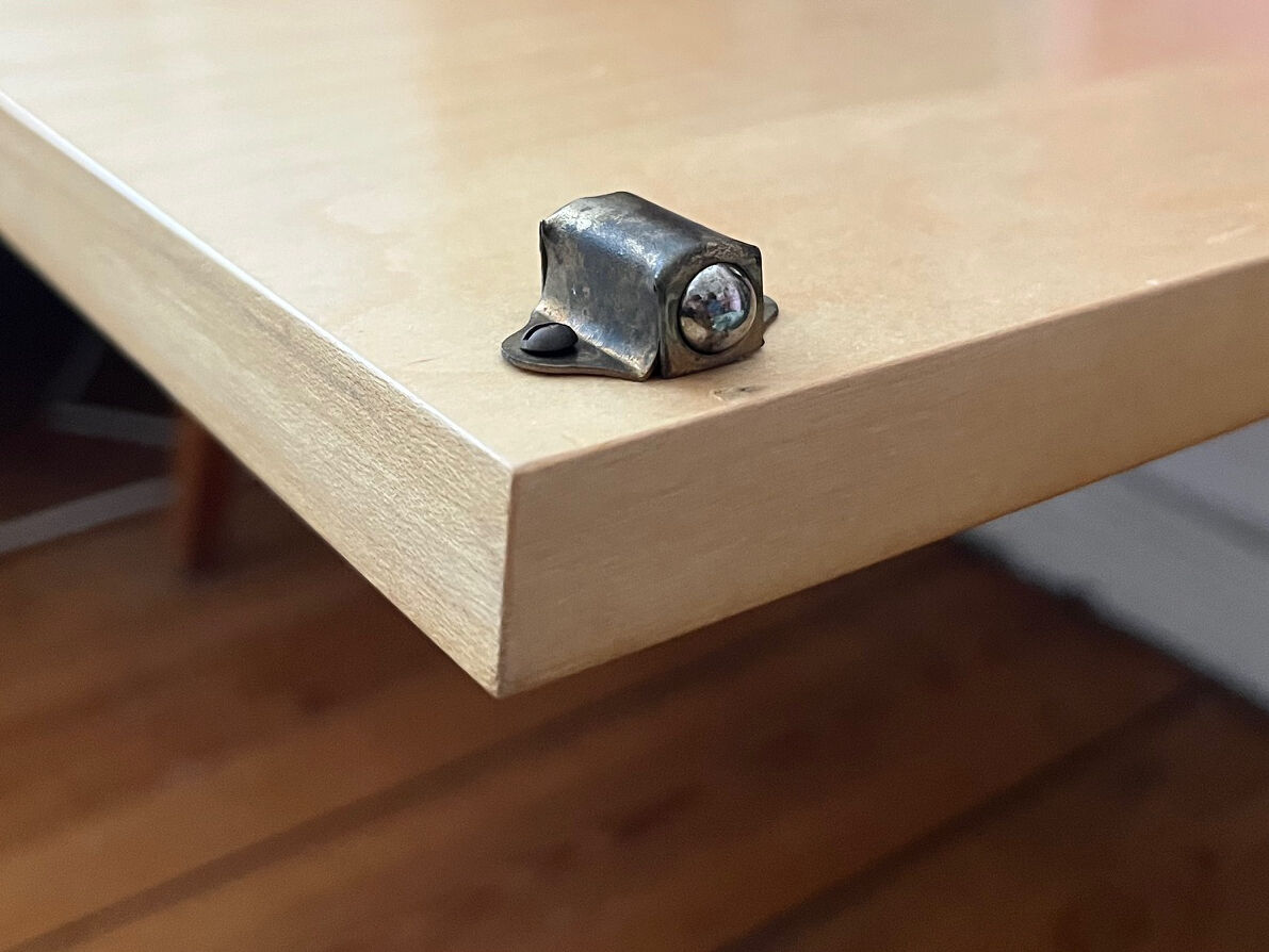 Kugelschnäpper an der Klapptür einer Kommode