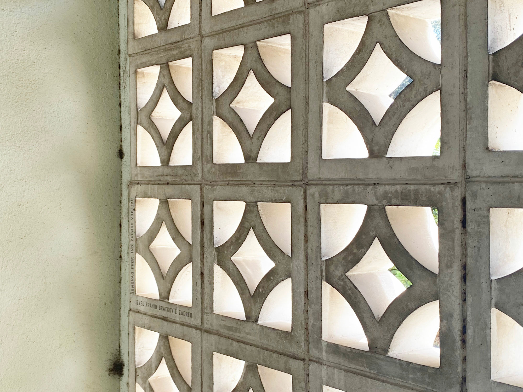 Charakteristisch ist ihre ornamentale Gestaltung: Geometrische, florale oder abstrakte Muster erzeugen variierende Licht- und Schatteneffekte im Raum. 