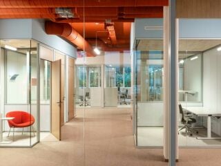 Der Berliner Architekt Gisbert Pöppler hat für einen Medizinhersteller in Iserlohn Büroräume gestaltet, bei denen intensive Farben auf eine neutrale Fußbodengestaltung treffen.