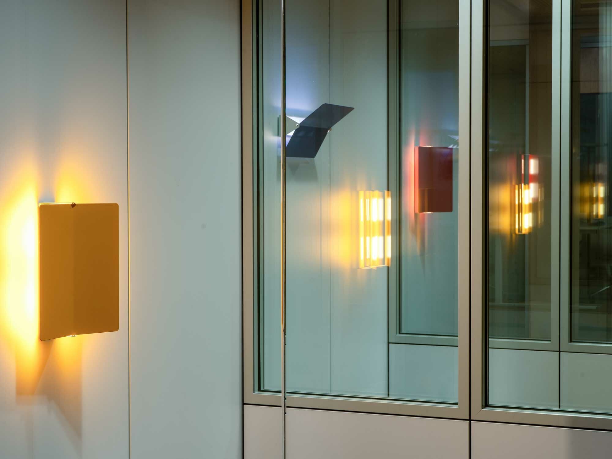 Die Glaswände der geschlossenen "Büroboxen" sorgen für Transparenz und Offenheit.