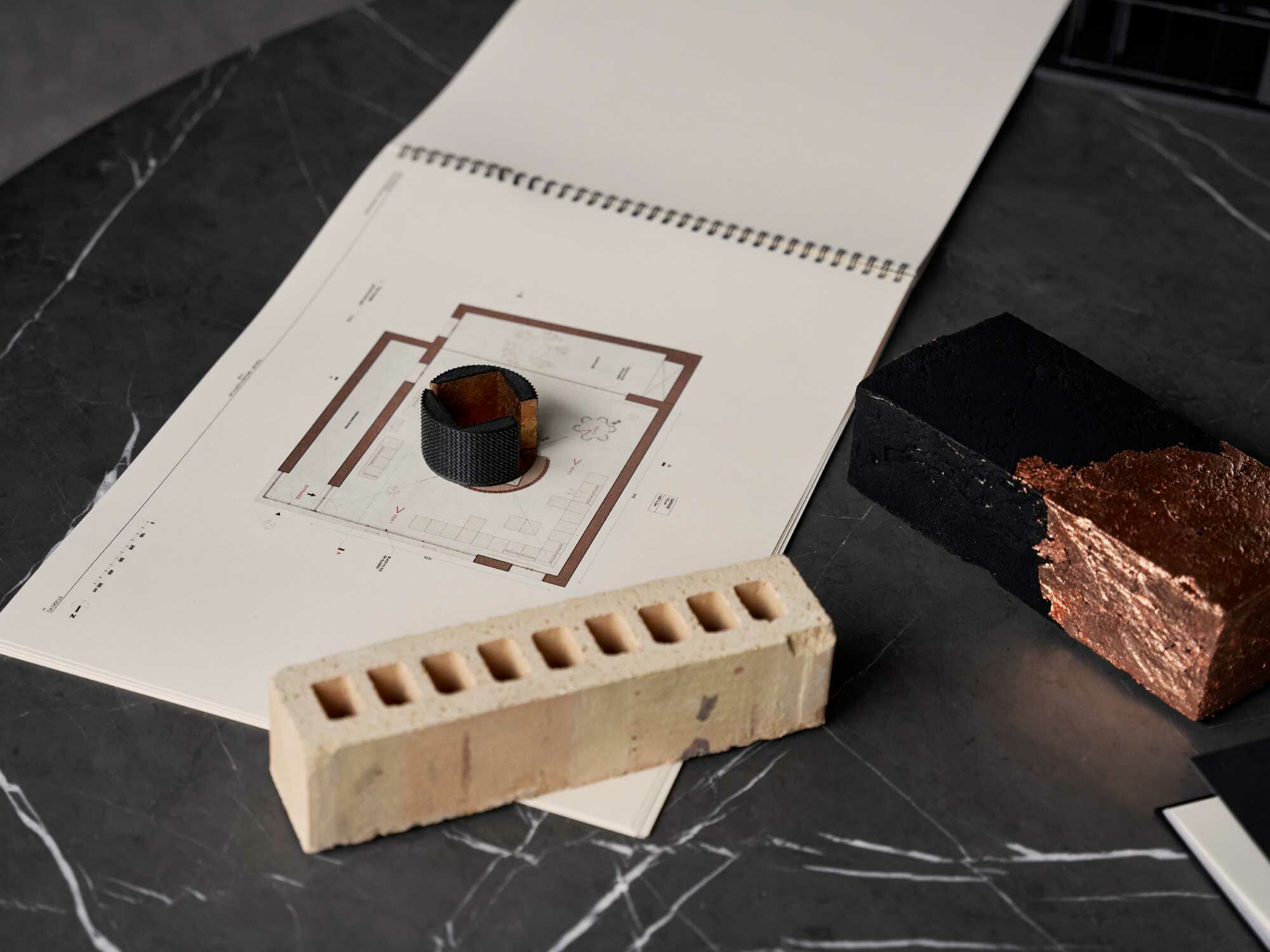 Haptische Materialien spielen für das Interior eine wesentliche Rolle, darunter Ziegel, Stahl und Kupfer.