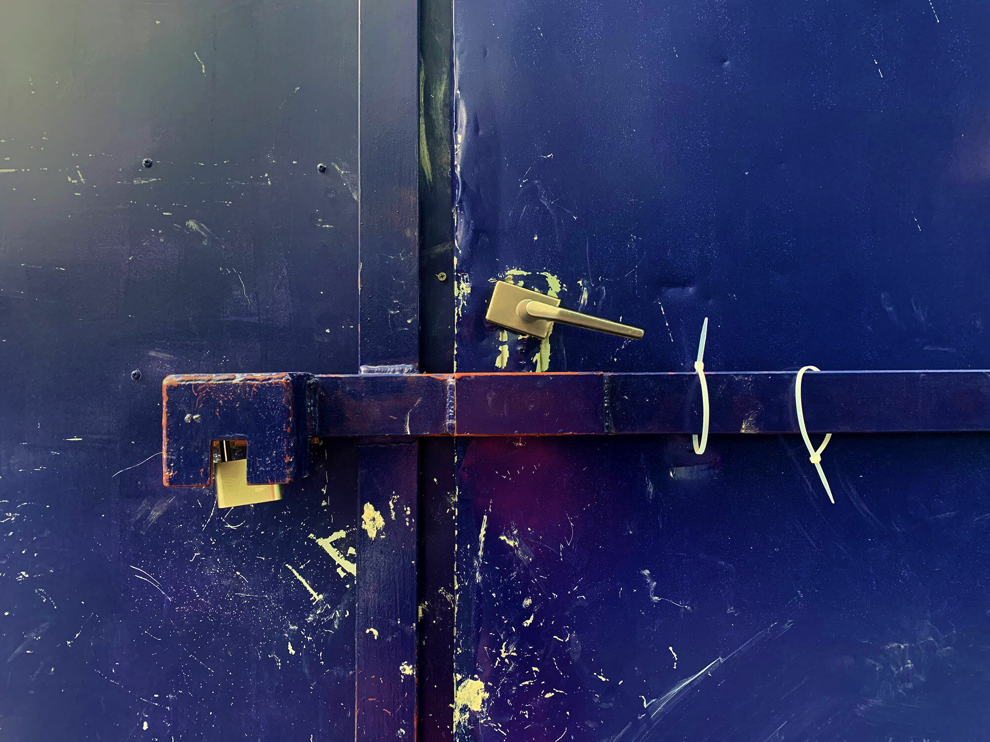 Ein Provisorium wird oft als Flickwerk, Notnagel oder Bastelei abgewertet. Beispielsweise bei Nutzung ungeeigneter Bauteile wie Fenstergriffe als Türdrücker.
